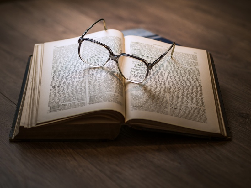Libro e occhiali